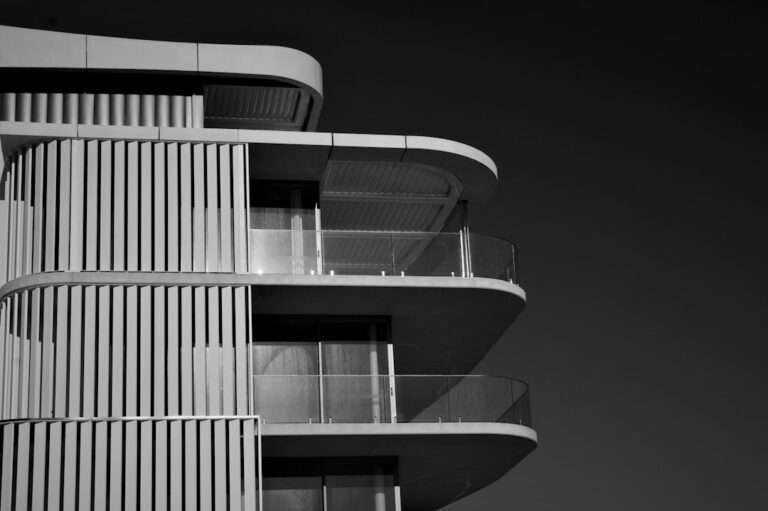 Cum să amenajezi balconul pentru relaxare și socializare