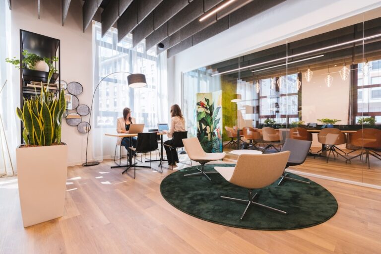 Totul despre munca în spații de co-working: Avantaje și dezavantaje